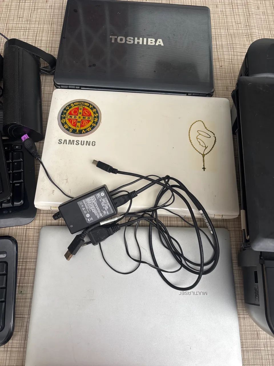 Impressora HO + 3 notebooks + 3 teclados  + caixinha de som - Foto 3