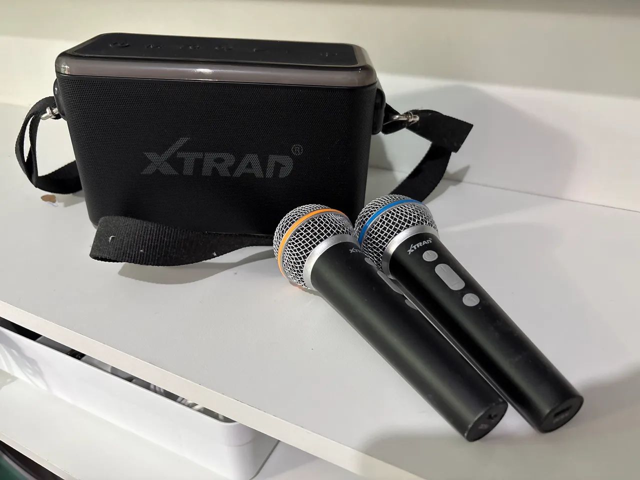 Caixa de som com 2 microfones