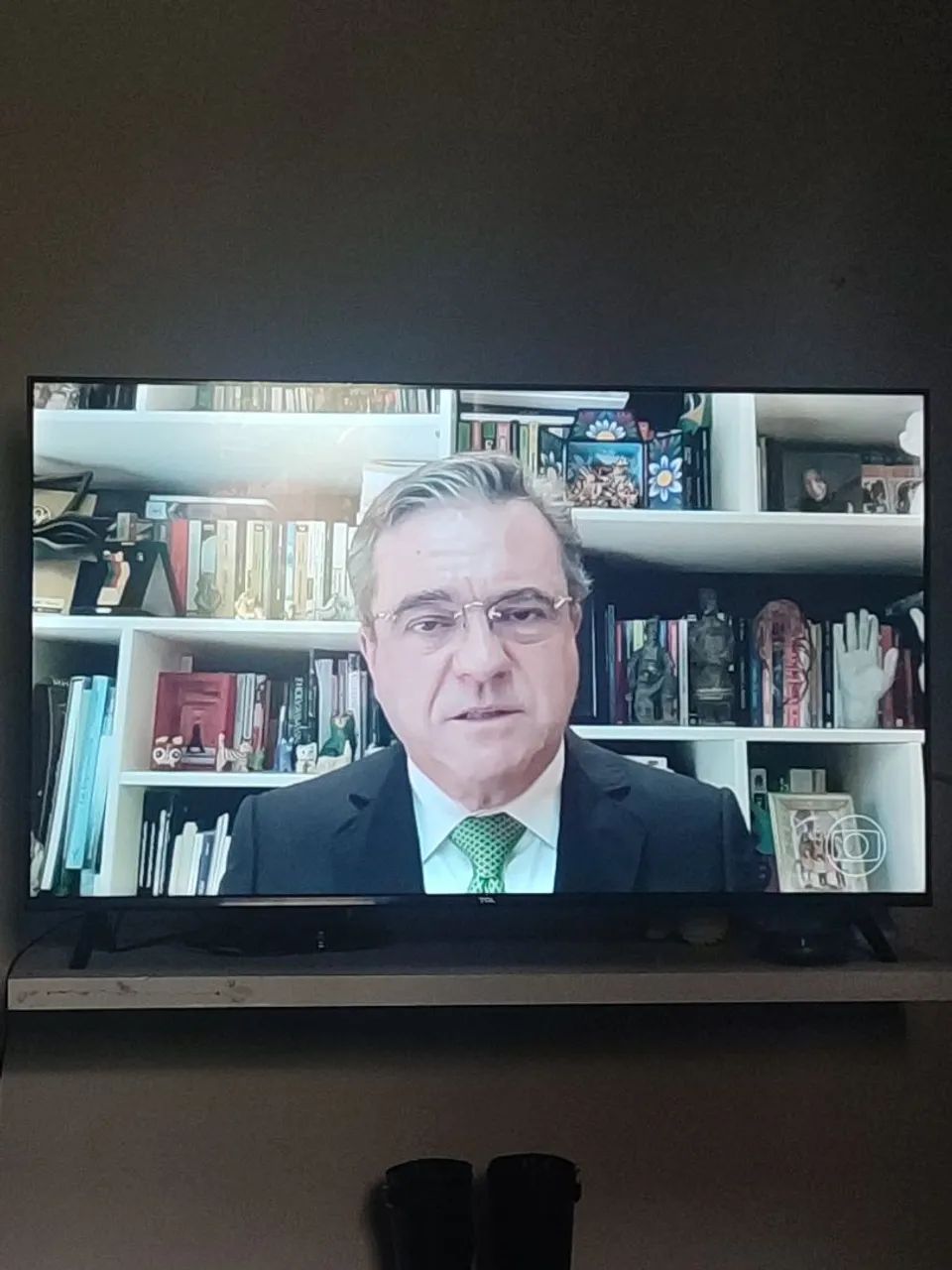 Vendo tv TCL 43 polegadas com poucos tempo de uso, funcionando perfeitamente.
