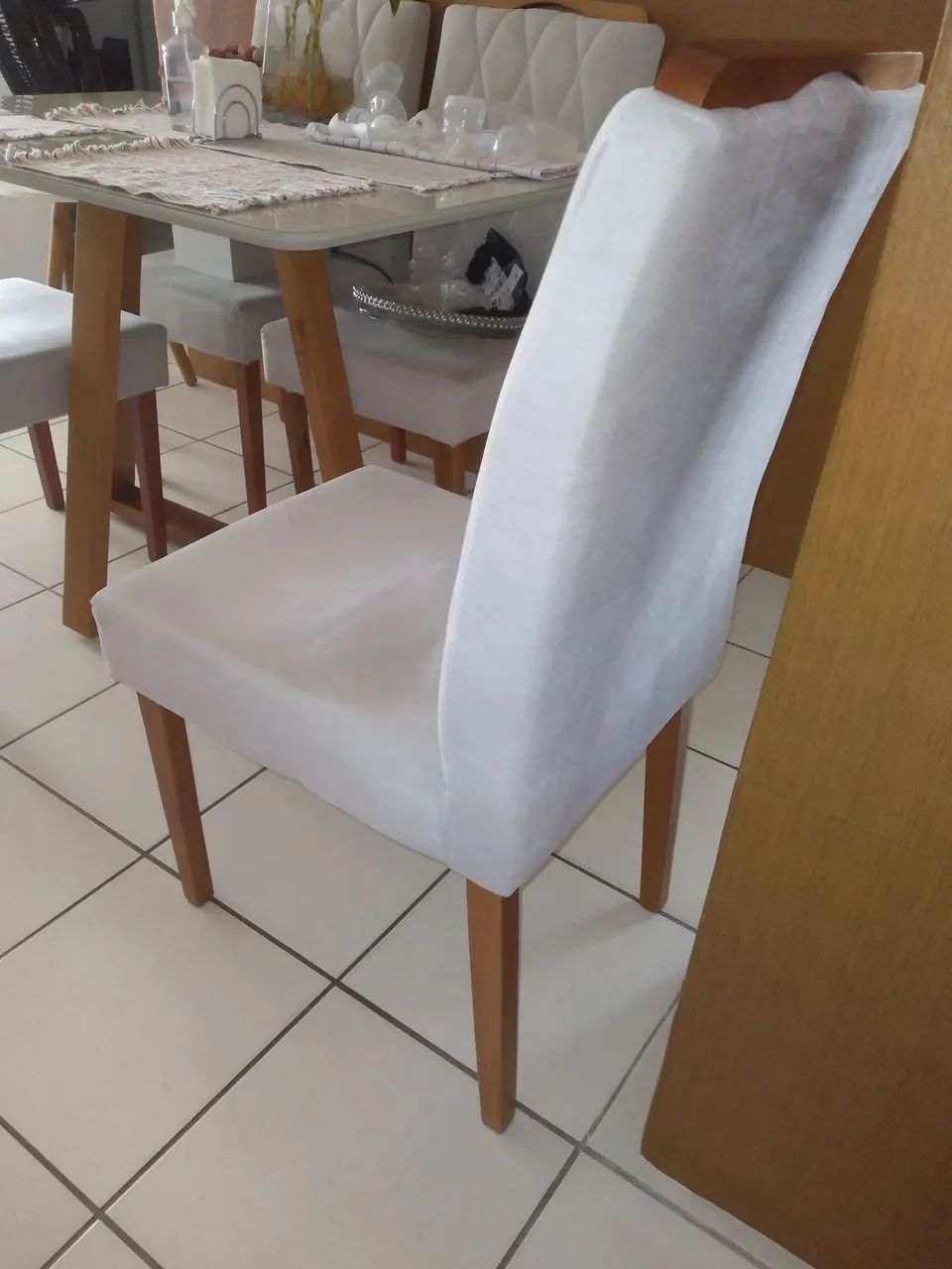 JOGO COM 4 CADEIRAS ESTOFADAS. IMPERDÍVEL! - Foto 4