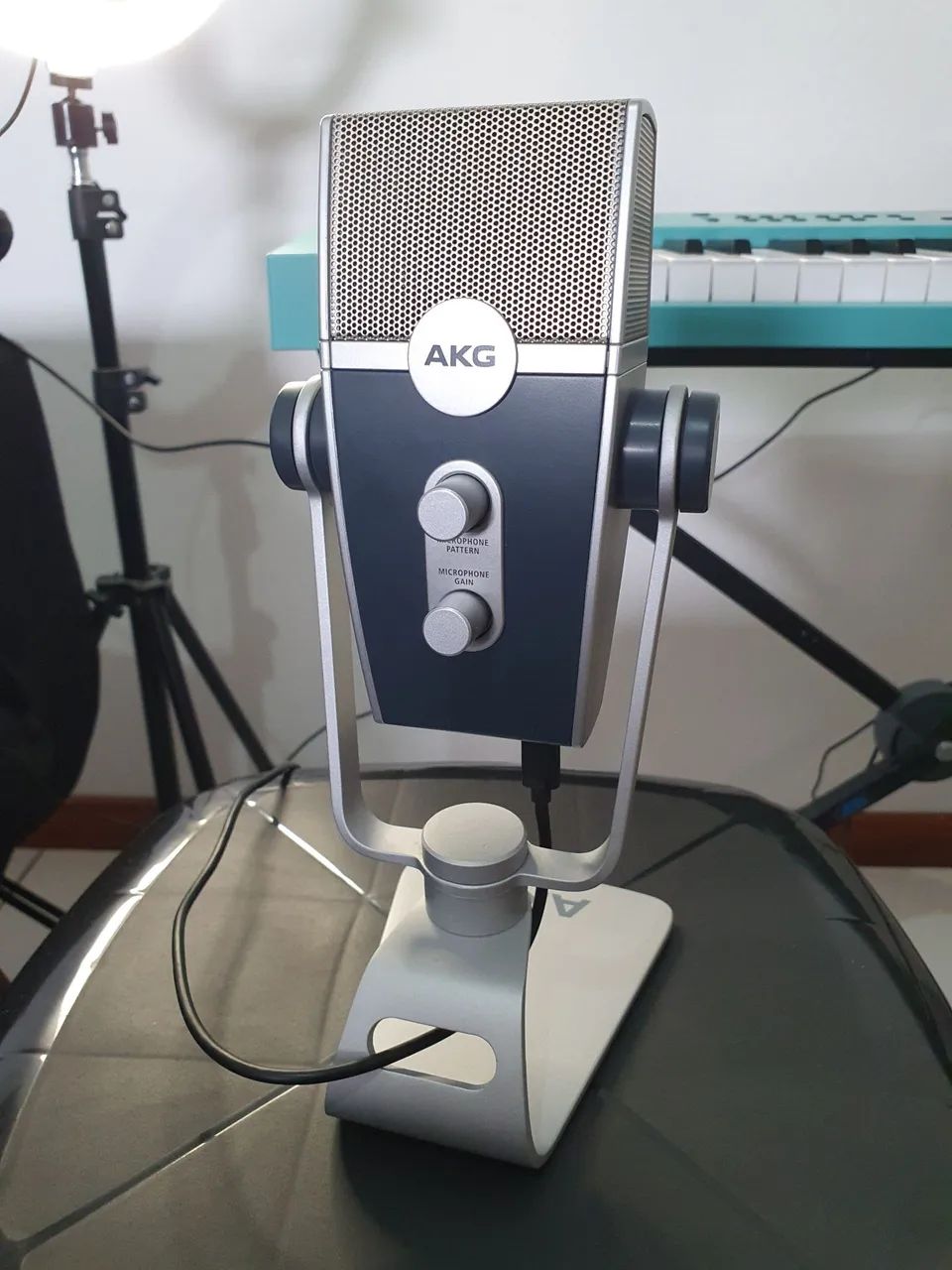 AKG LIRA 