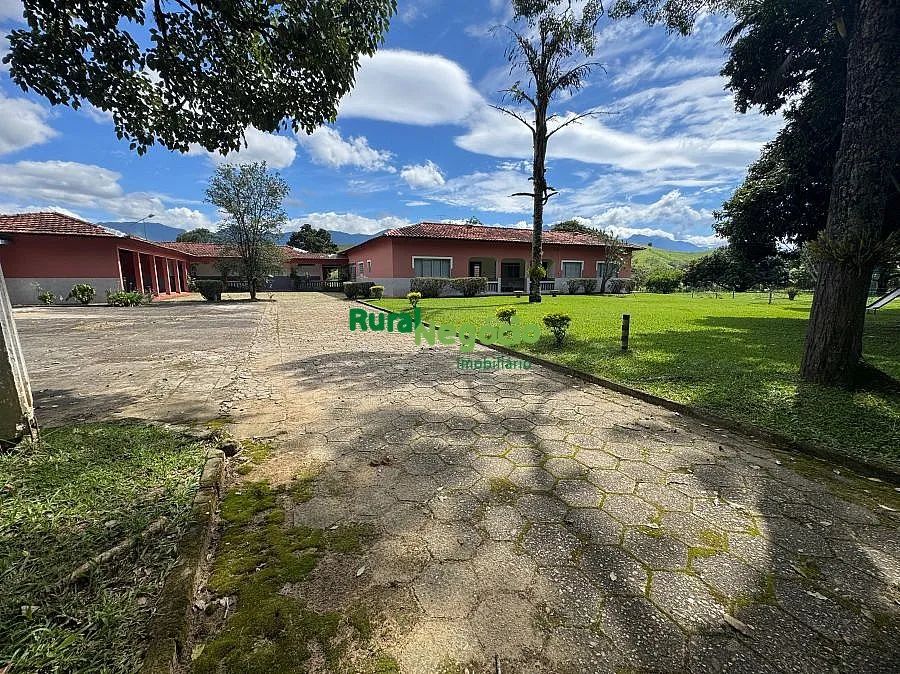 CHÁCARA PLANA COM BELAS CONSTRUÇÕES E FÁCIL ACESSO
