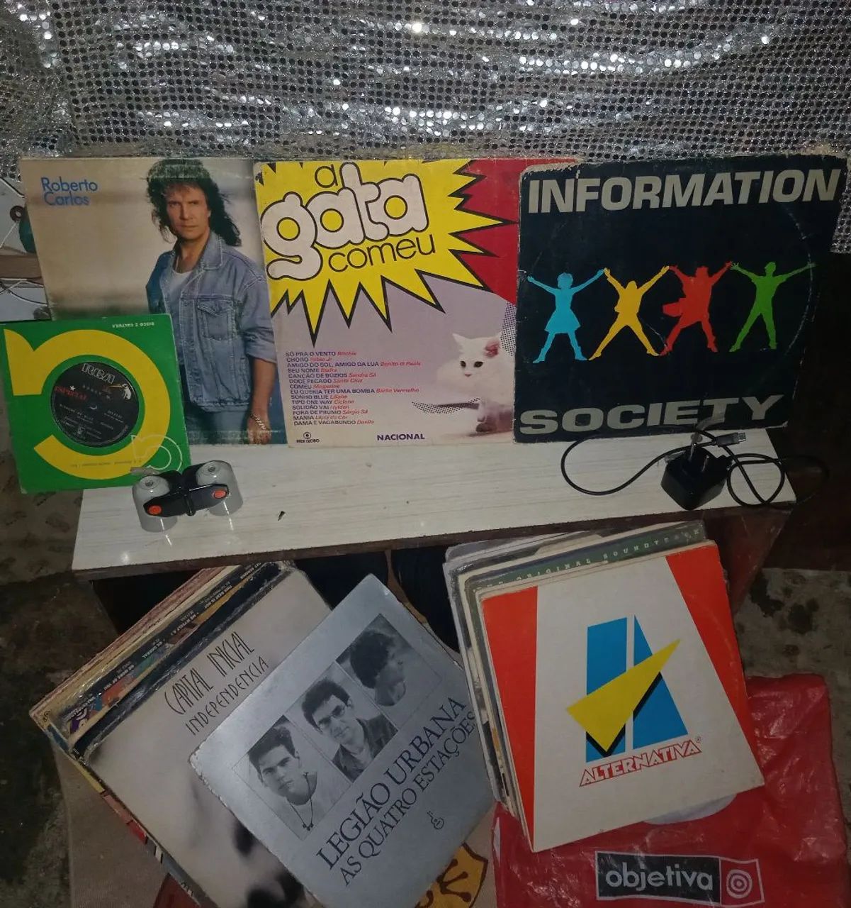 Iza vende vinil e DVDs originais 