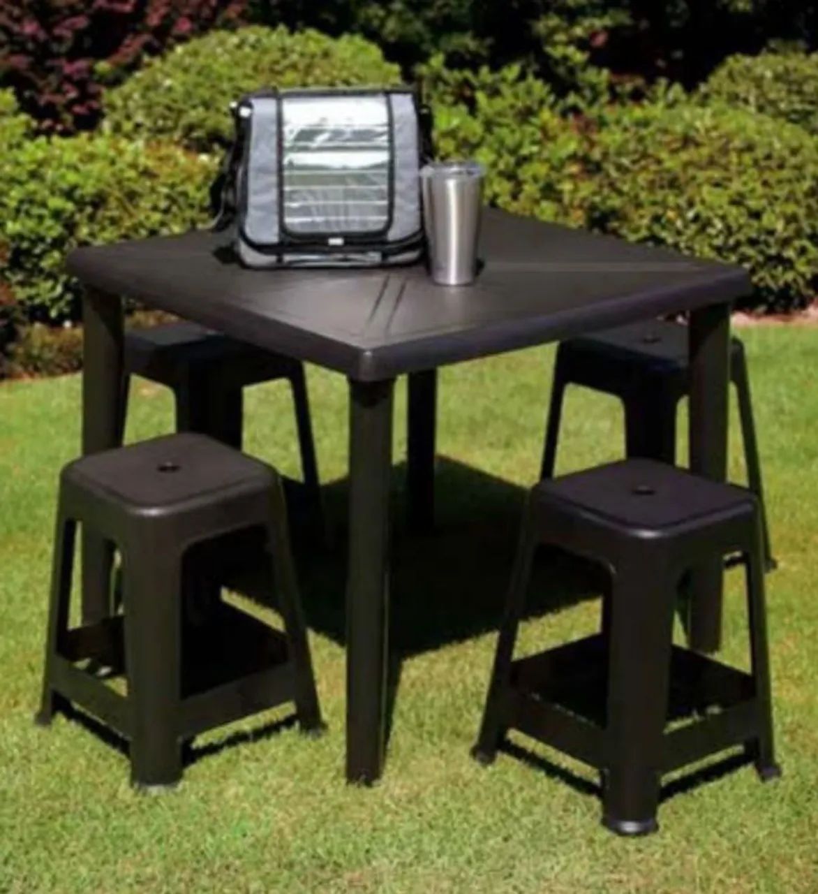 Mesa quadrada com 4 banquetas nova Entregamos 