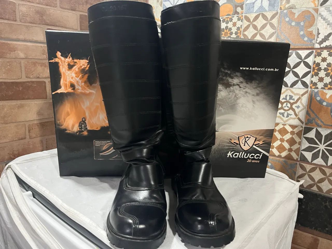 Bota kollucci couro nova na caixa 