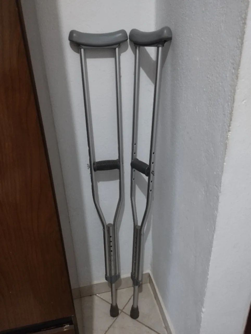 Muletas e bota ortopédica  - Foto 2