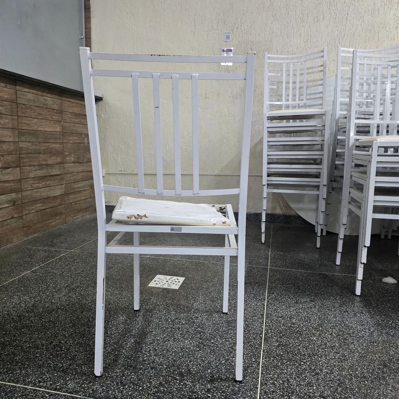 Cadeiras de ferro quadrada com estofados em corino branco - Foto 3