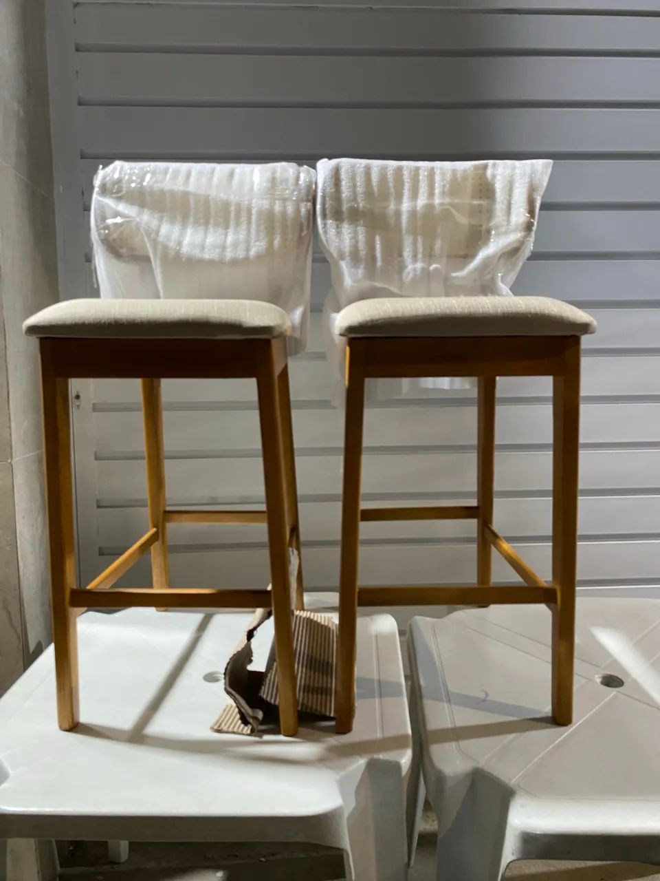 VENDE-SE  2 BANQUETAS  DE MADEIRA MACIÇA ( AINDA NA CAIXA). - Foto 4