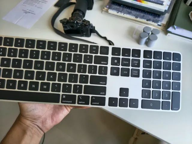 Apple Magic Keyboard com Touch ID + Teclado numérico Model A2520