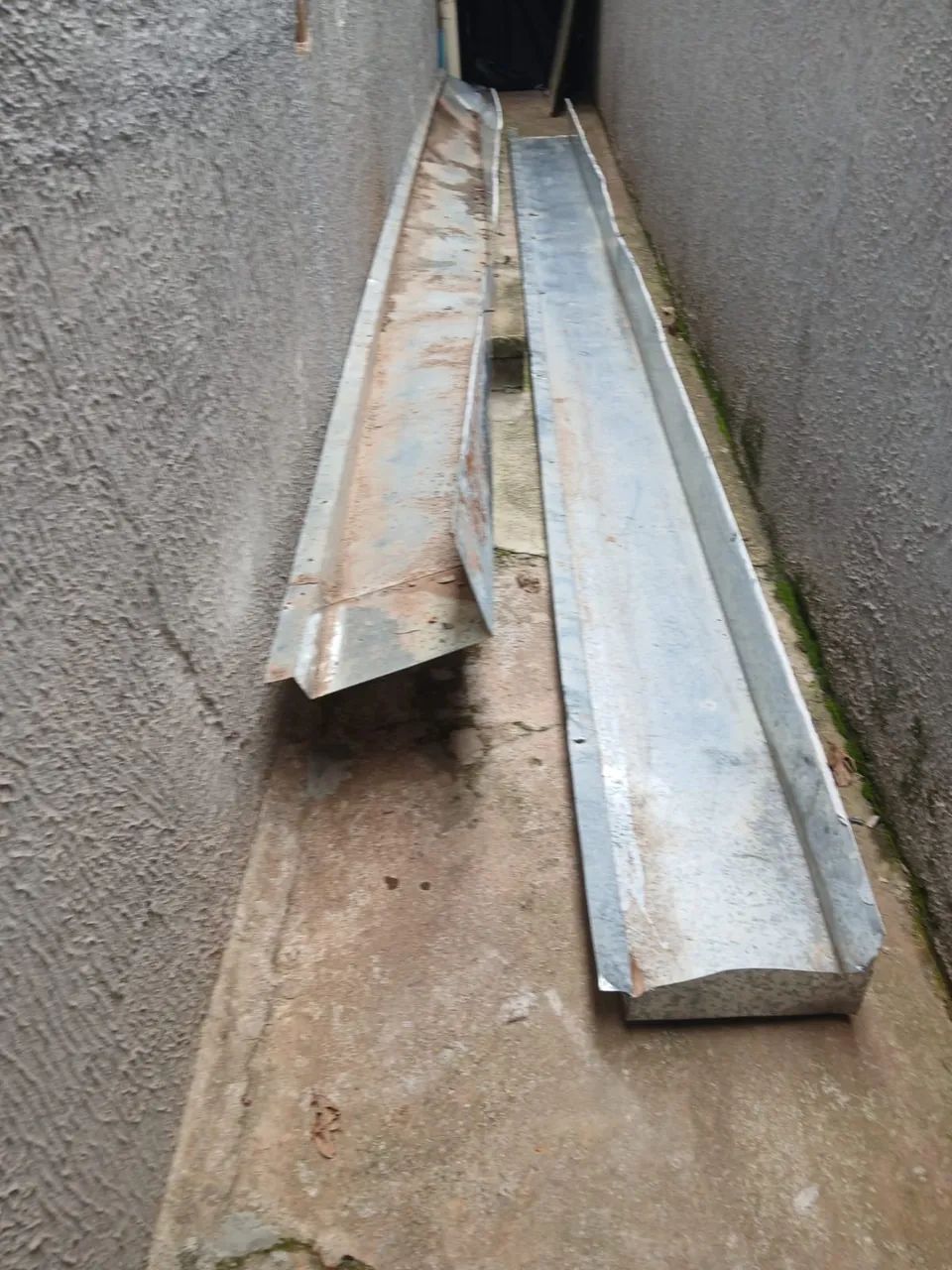 Vende-se calha usada