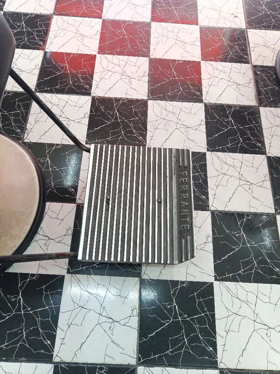 Cadeira de barbeiro ferrante antiga  - Foto 3