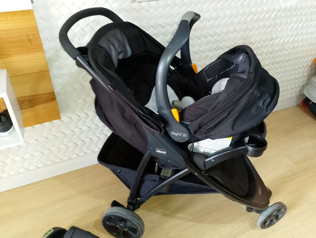 Carrinho com bebe conforto Chicco Viaro  - Foto 4