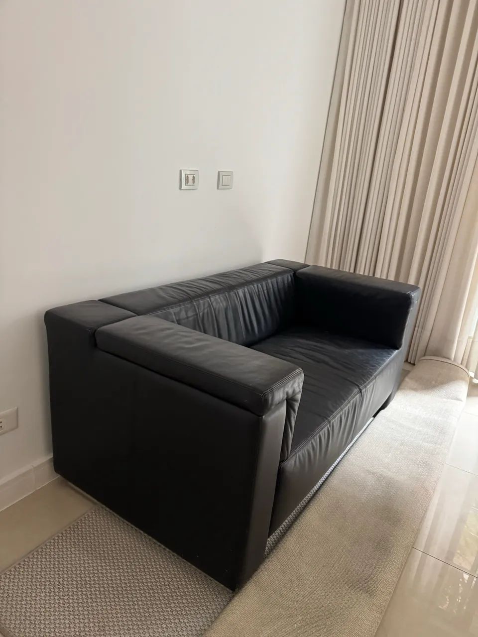 Sofá 2 lugares + Poltrona Giratória em Couro Tok&Stok - Foto 4