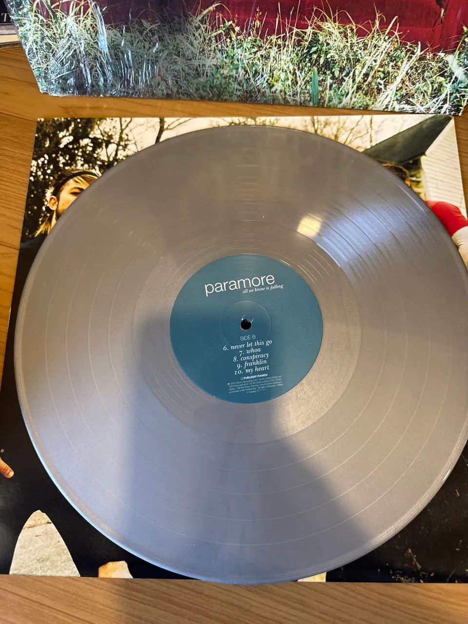 Vinil Paramore - All We Know Is Falling (Edição Silver FBR 25th Anniv.)? - Foto 2