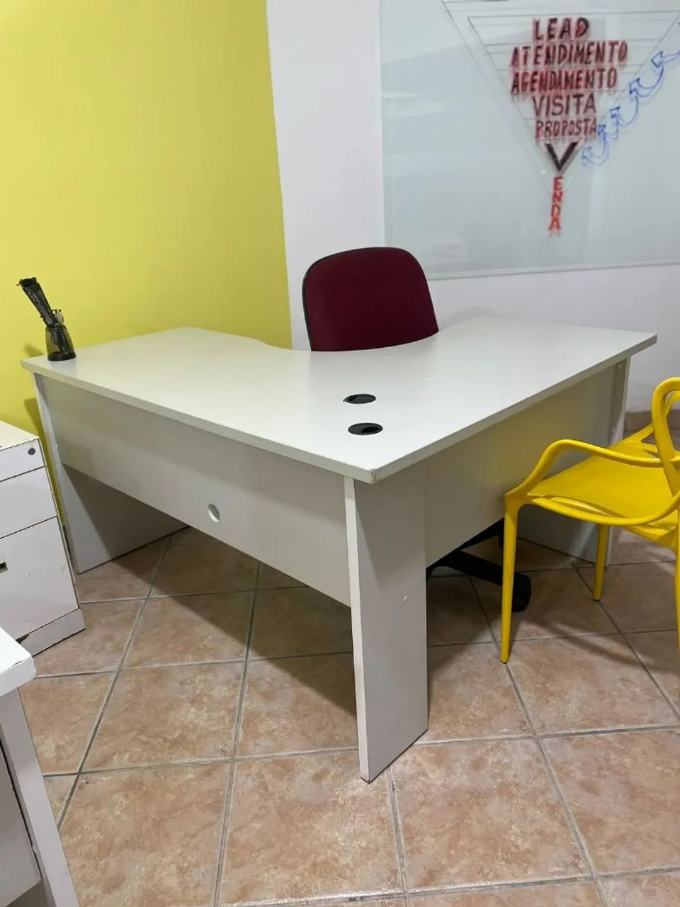 Mesa de escritório em L