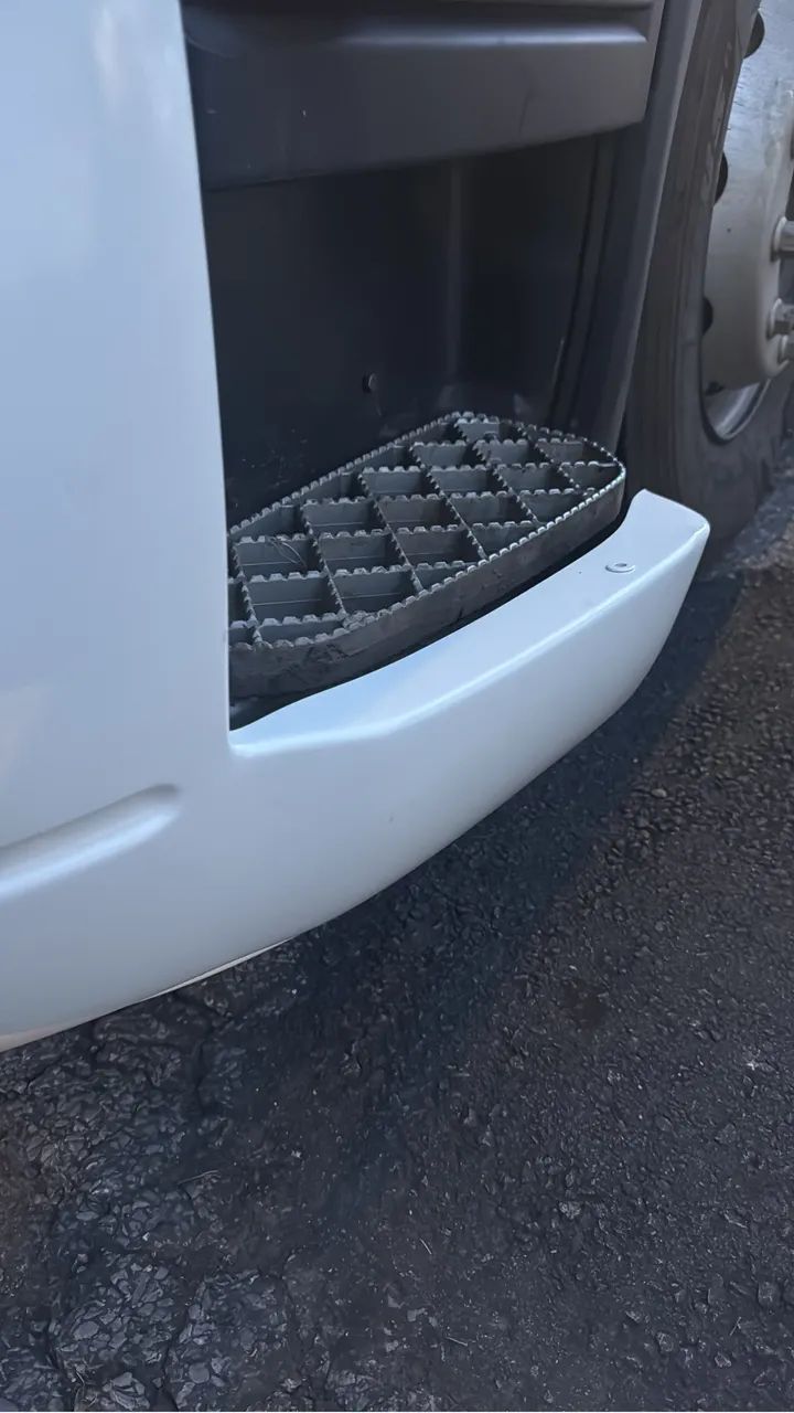 Vendo Pára-choque pintado Scania G440 hiline nunca usado.