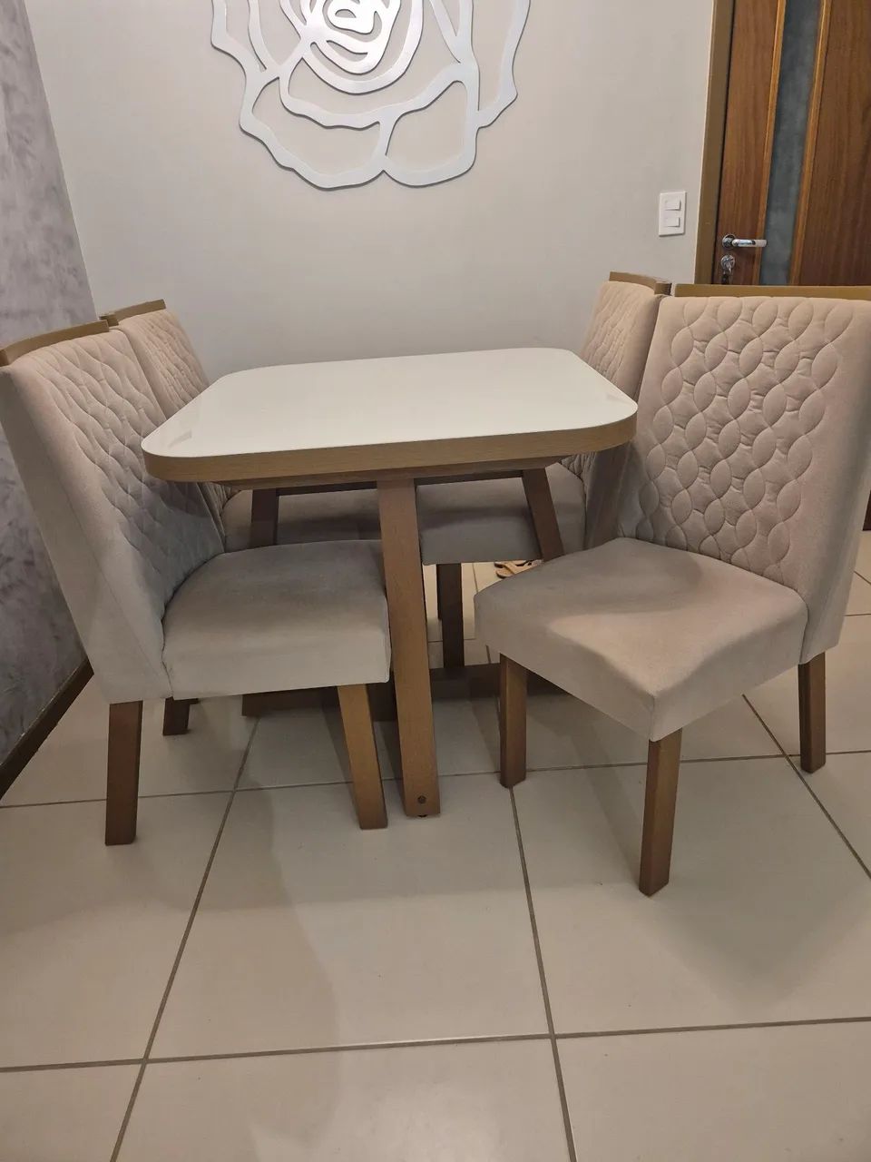 Mesa nova com quatro cadeiras  - Foto 2