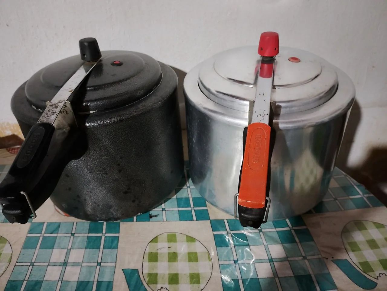 2 Panelas de pressão de 10 litros USADAS