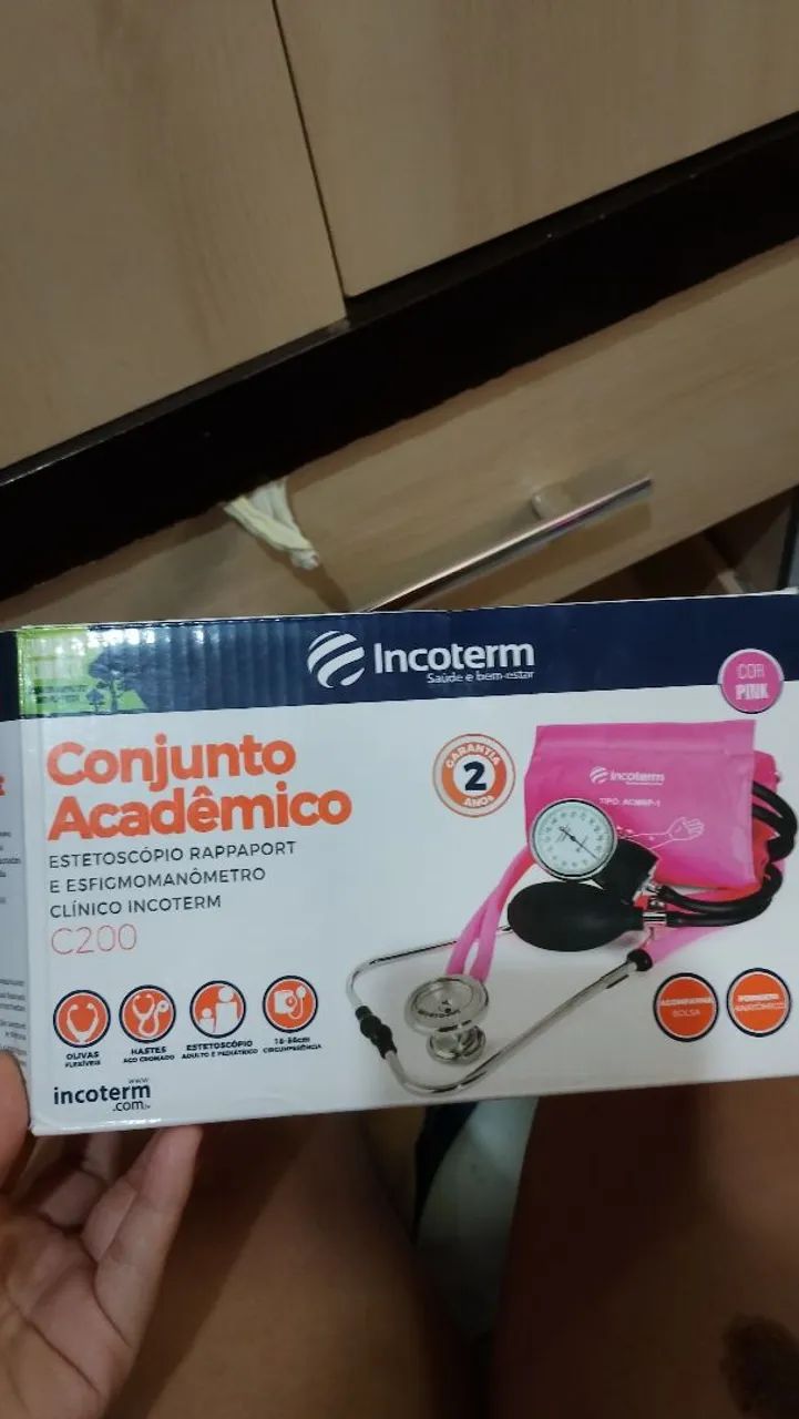 Esfigmomanômetro e estetoscópio ?