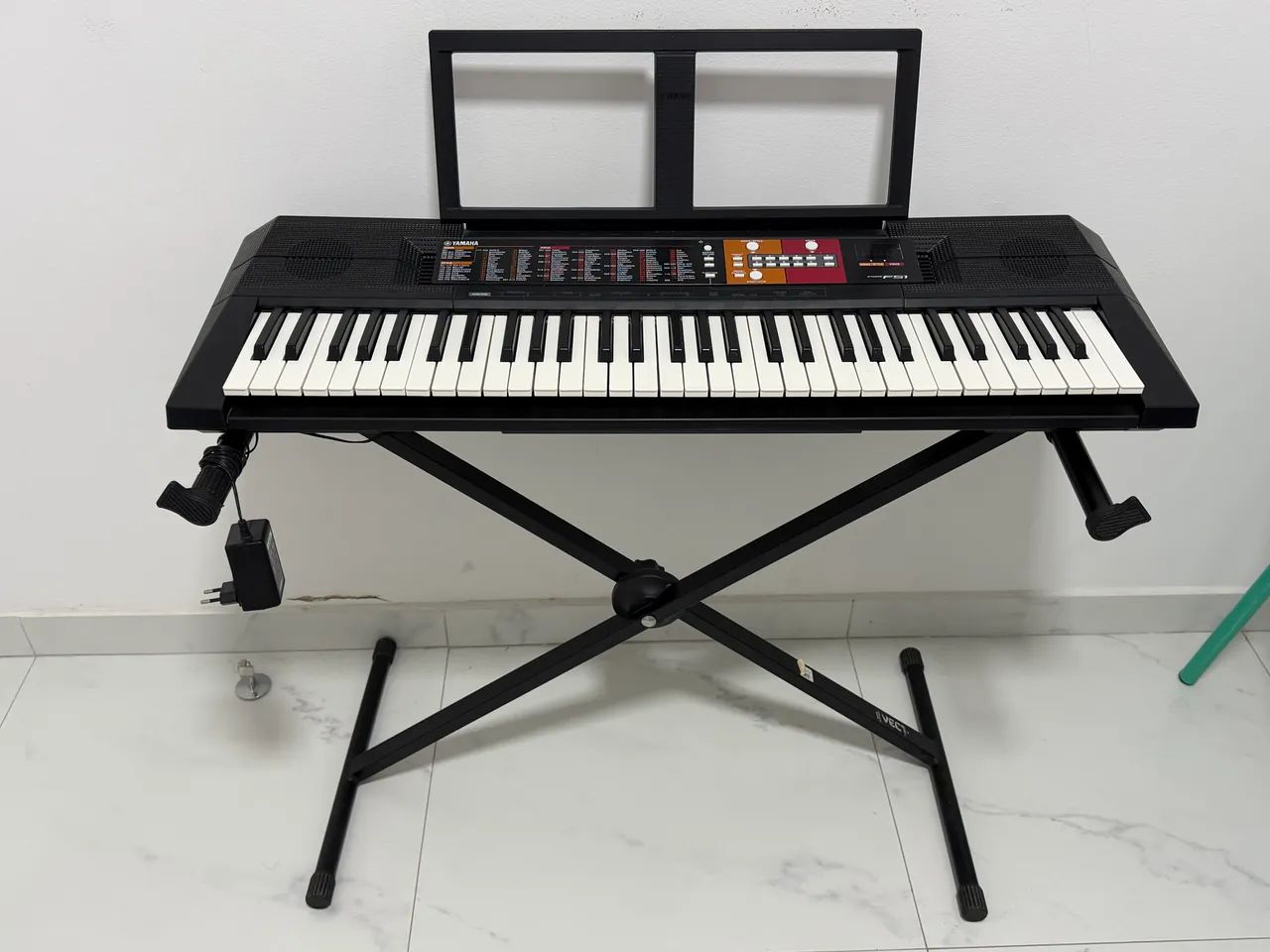TECLADO YAMAHA COM SUPORTE X