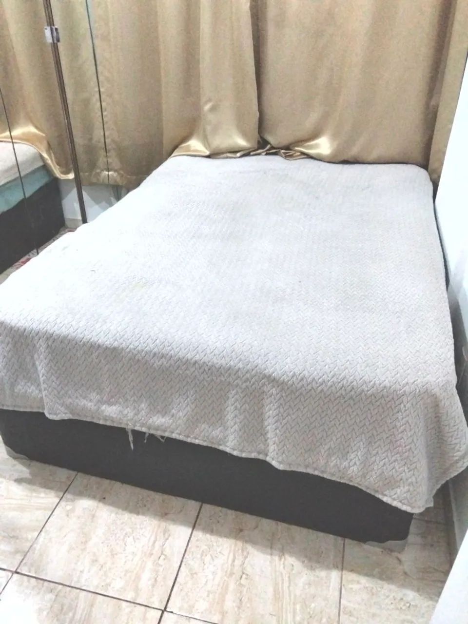 Cama box baú + guarda-roupa espelhado. 