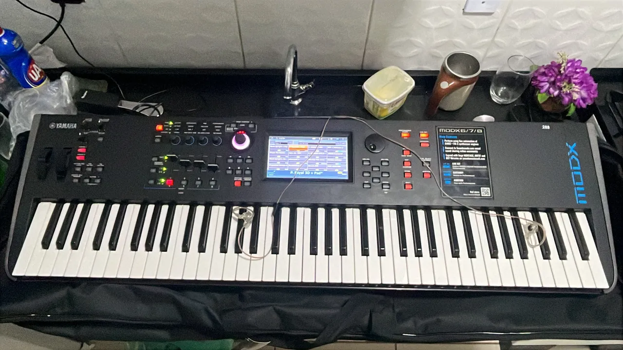 teclado Roland Fantom 06 + expansões JP8, Juno 106, JX8p e SH101