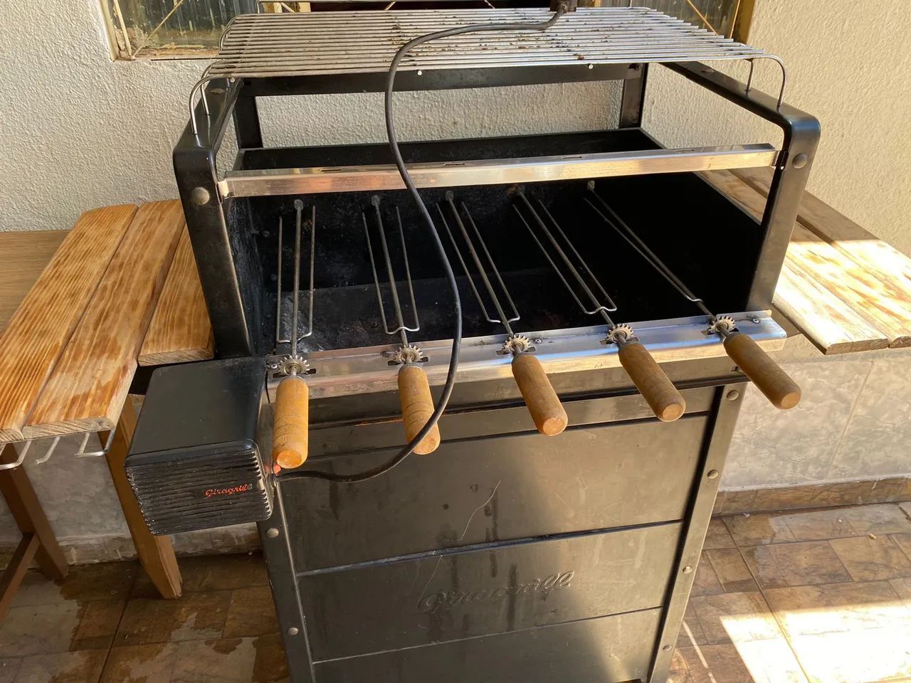 Churrasqueira Giragrill Garden 2300, com 5 espetos giratórios em aço cromado - Foto 2