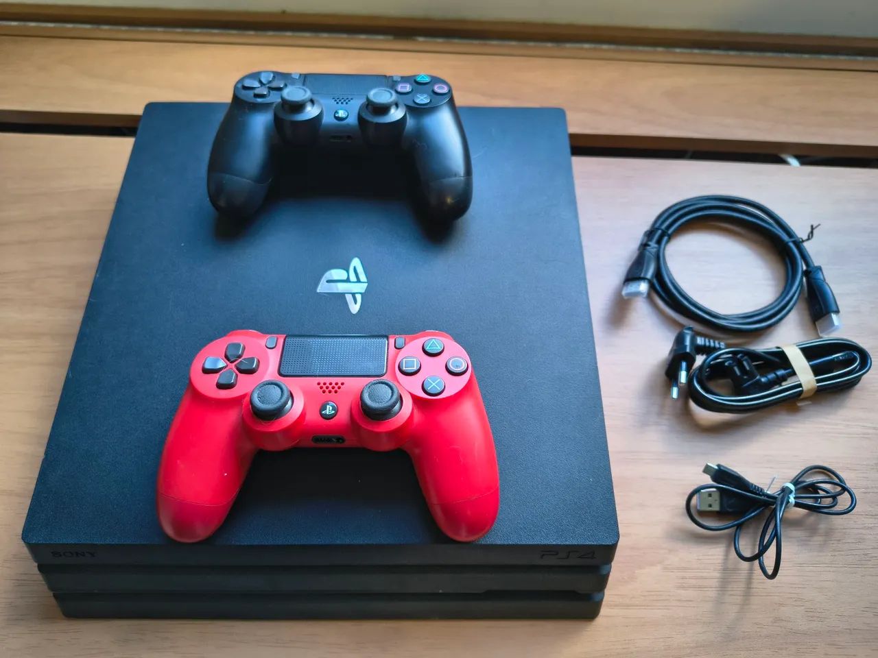 PS4 Pro + 2 controles + cabos (HDMI, força e USB)