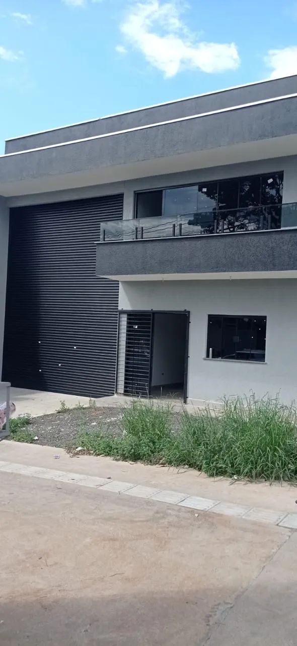 Barracão a venda na Avenida Sophia Rasgulaeff, com mezanino