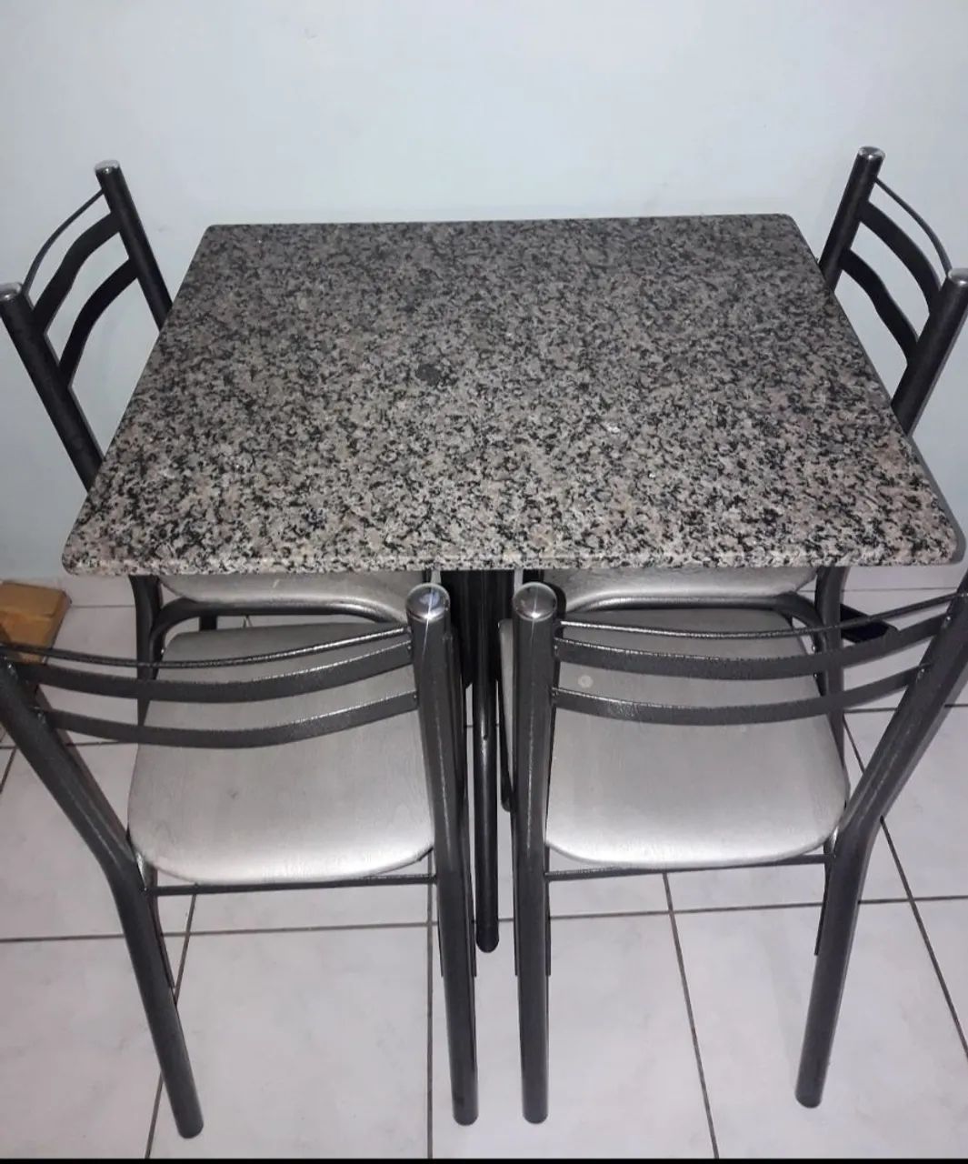 Mesa de granito 4 cadeiras 