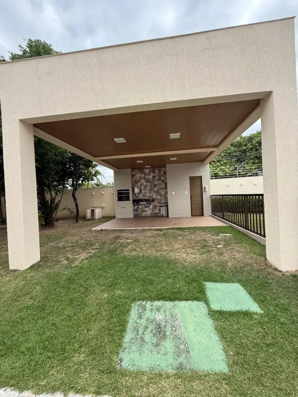 Alugo Casa 4/4 nova com armários e quintal em Abrantes - Foto 4