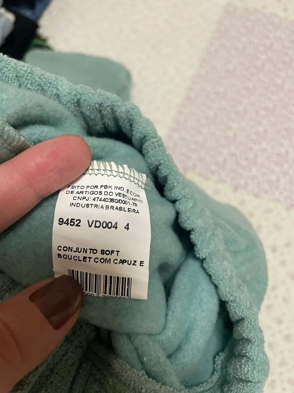 Este é um conjunto de moletom infantil verde com capuz e bolso canguru. - Foto 2