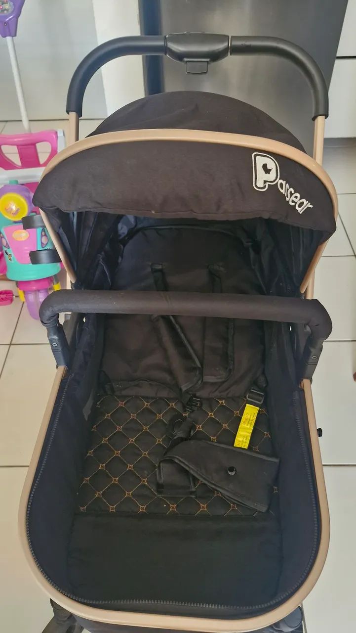 Carinho de criança e berço 