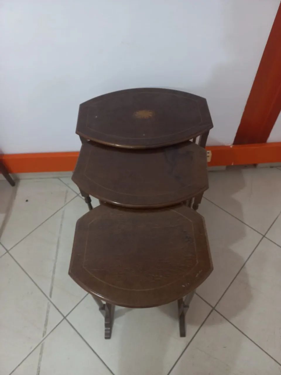 Trio de Mesas de Canto Antigas em Madeira - Elegantes e Sofisticadas - Foto 3