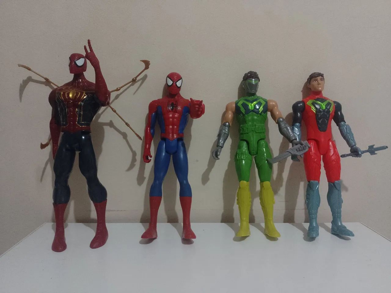 Lote de bonecos Homem aranha e Maxsteel 