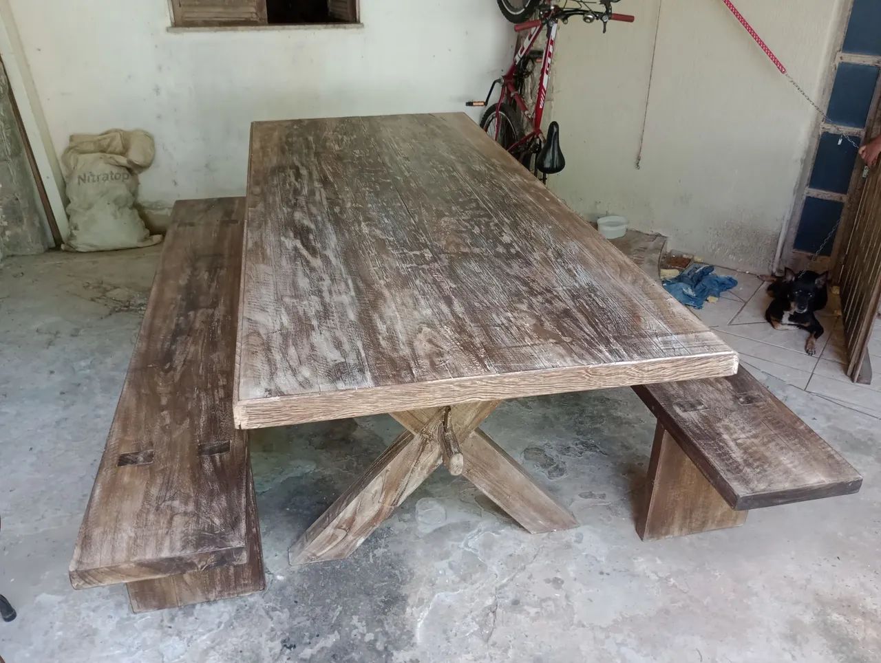 Mesa de madeira rústica com dois bancos