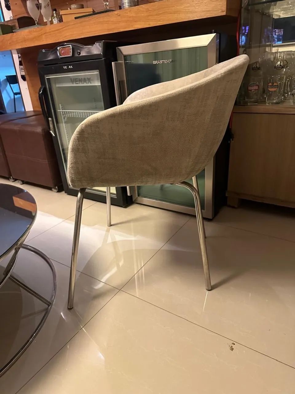 Par de poltronas estilo concha, com estofado e pés cromados em aço.  - Foto 2