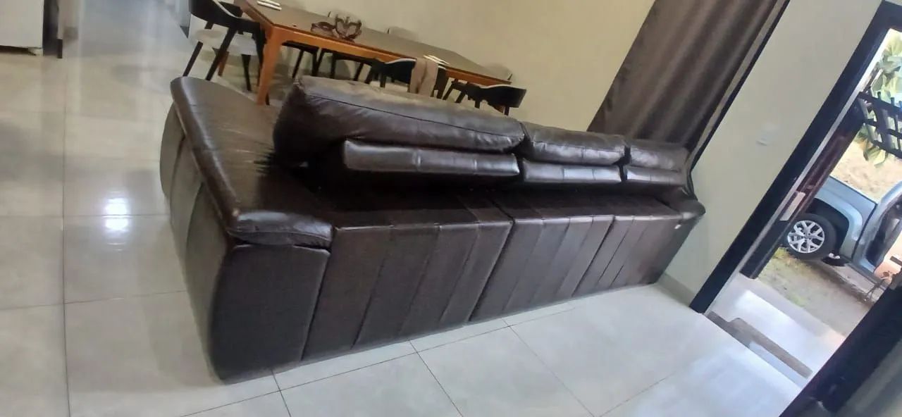 Sofá couro legitimo,classico ,elegante . - Foto 2