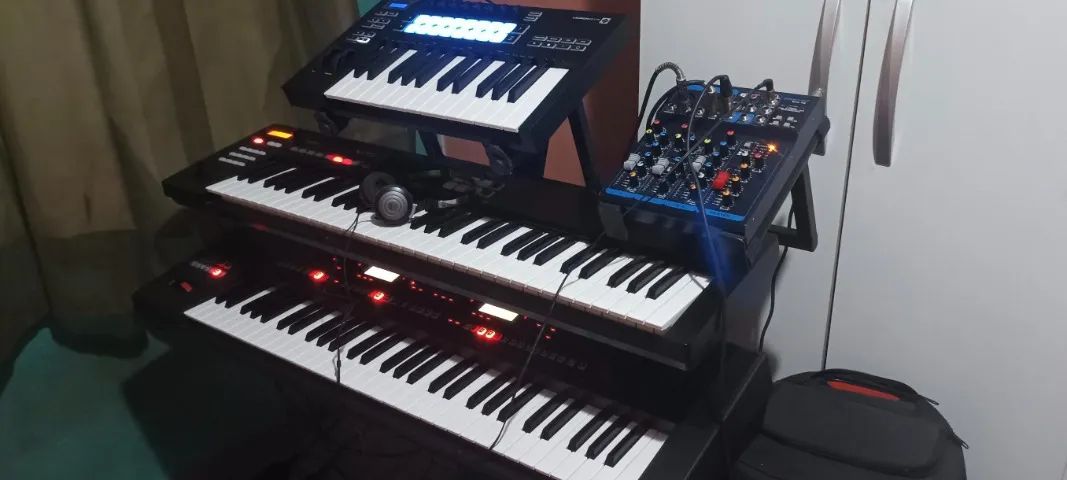 TECLADO ROLAND EA-7 / XPS-10 / CONTROLADOR NOVATION - Instrumentos