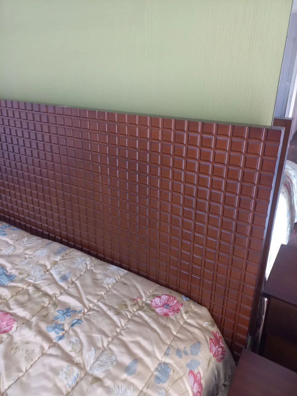 Cama Queen e 2 criados mudos em madeira! - Foto 4