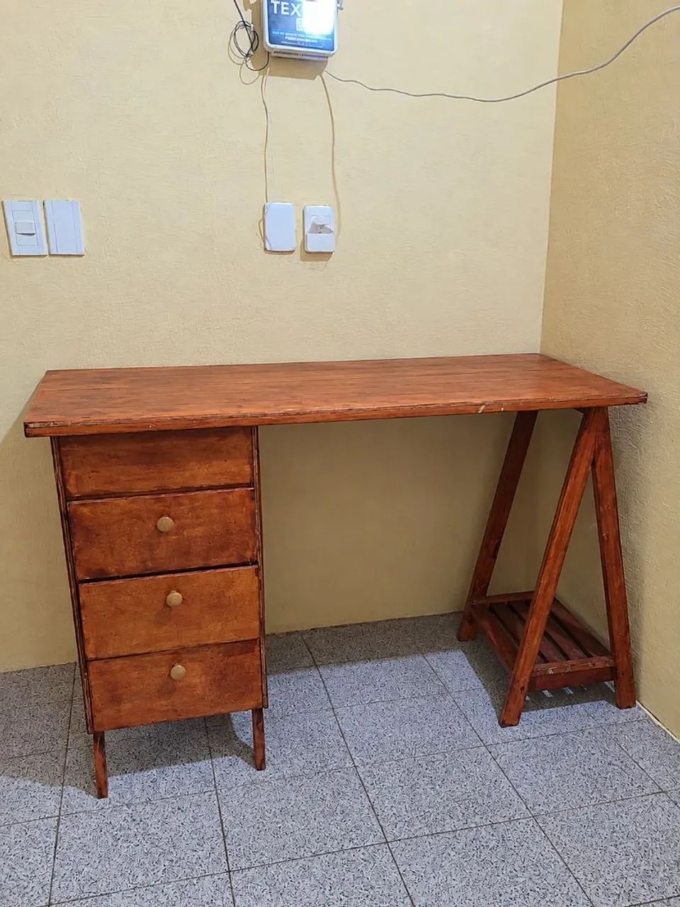 Escrivaninha em madeira