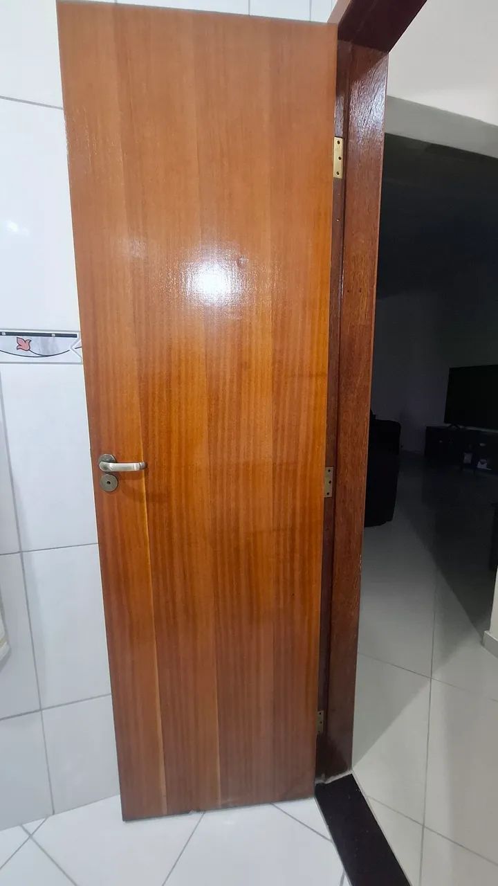 Porta com portal alisares e fechadura