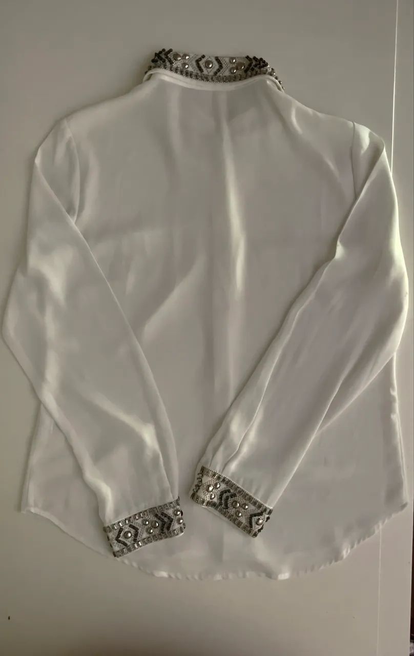 Camisa branca com pedraria 