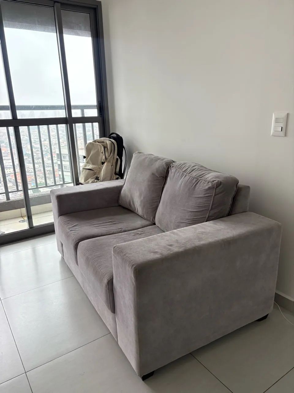 Sofá 2 lugares cinza - Foto 4