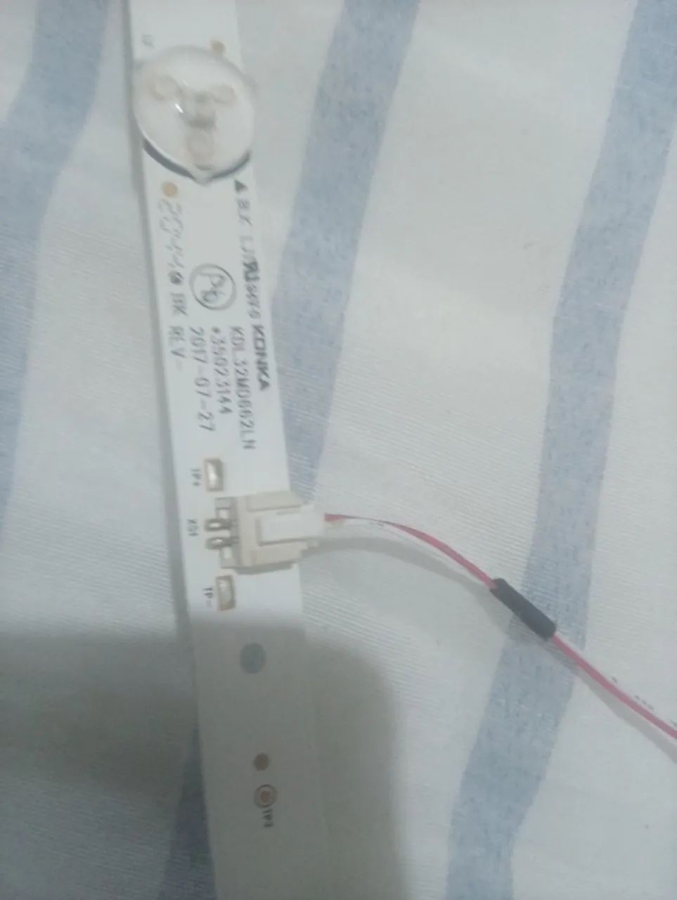 vende-se um kit led de tv multilaser tl020 - Foto 2