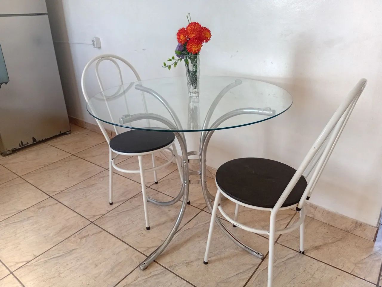 Mesa de vidro com 2 cadeiras. - Foto 3