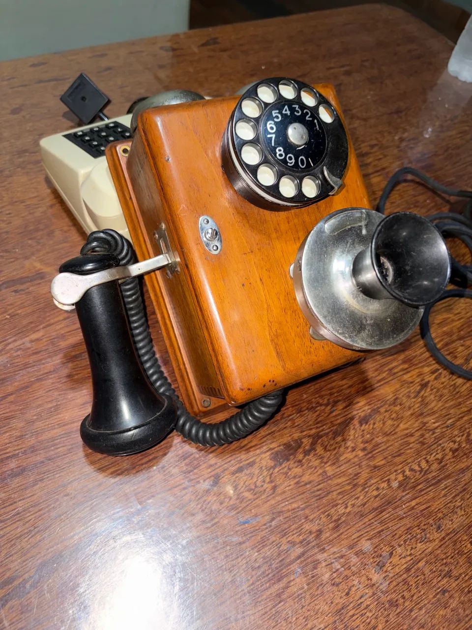 Telefone antigo de parede em madeira