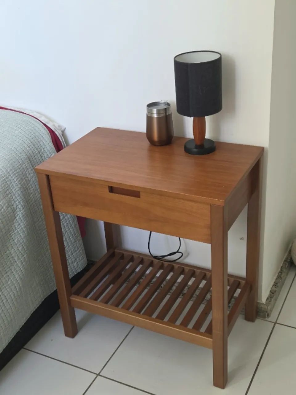 Mesa de Cabeceira Madeira 1 Gaveta e Prateleira Ripada Amêndoa - Foto 2