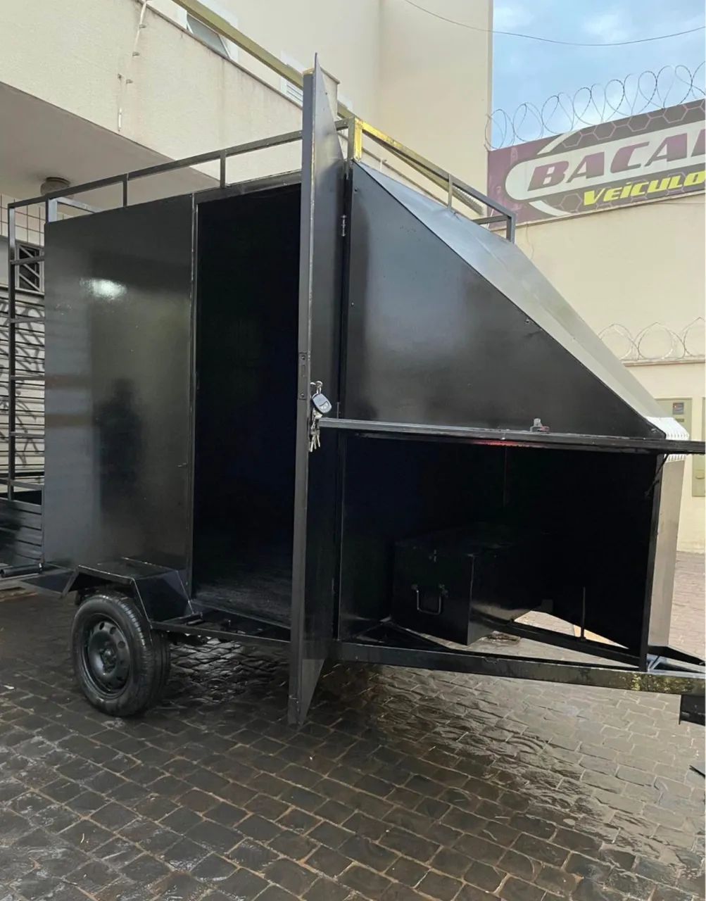 Carretinha fechada para transporte 
