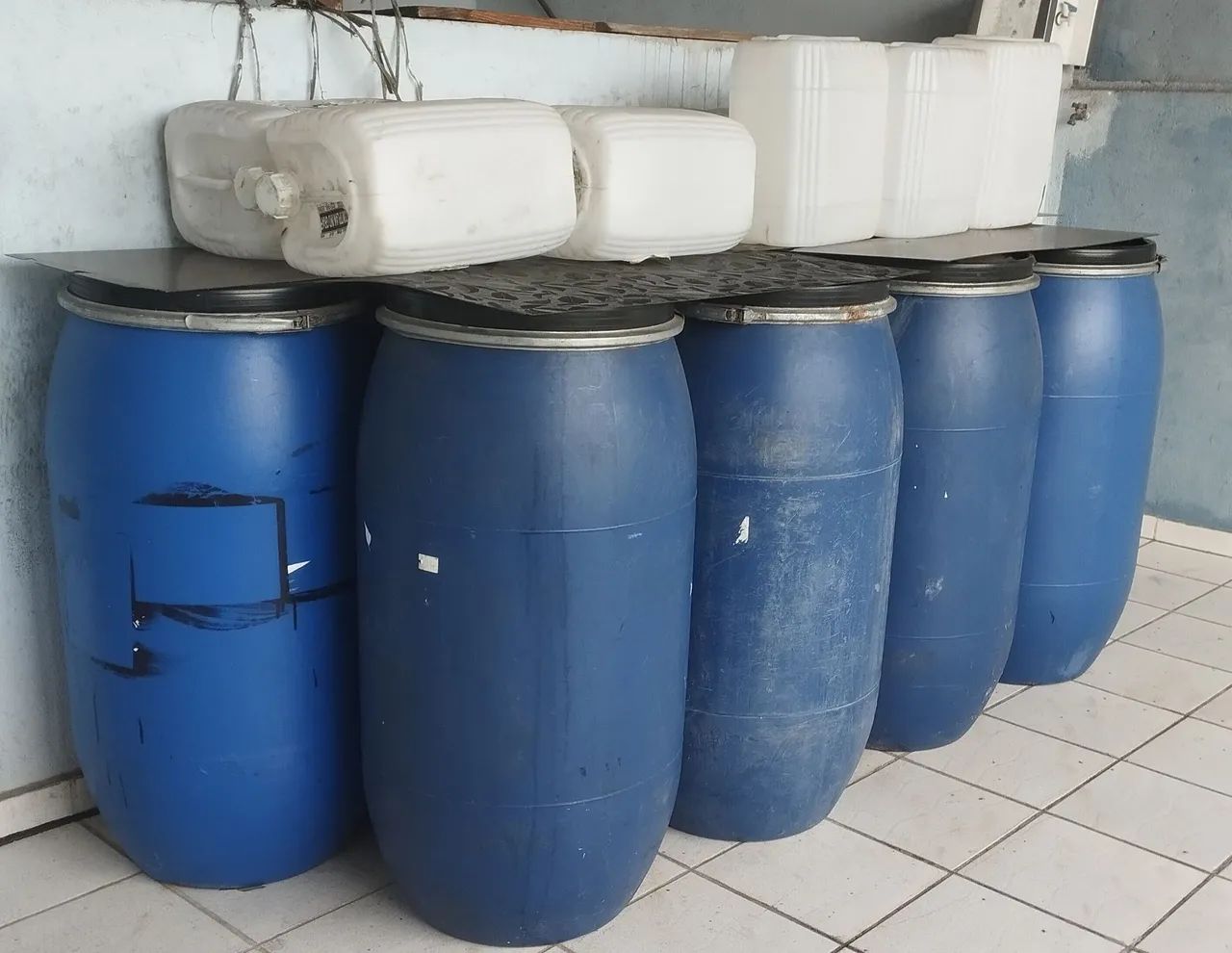 9 Bombonas de 100L com cinta para lacrar e 20L - Foto 2